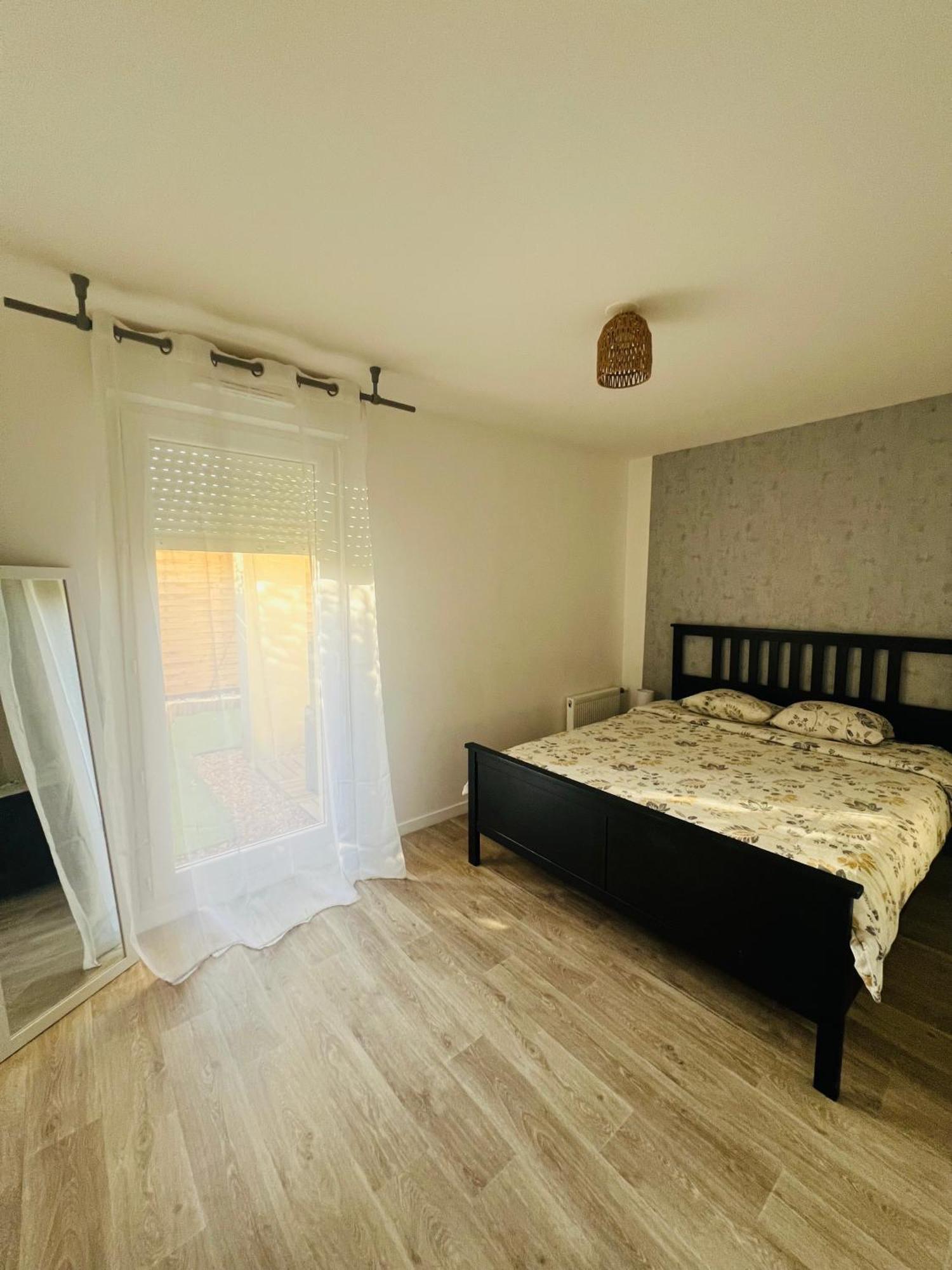Appartement rez de chaussée avec parking privé Orléans Extérieur photo