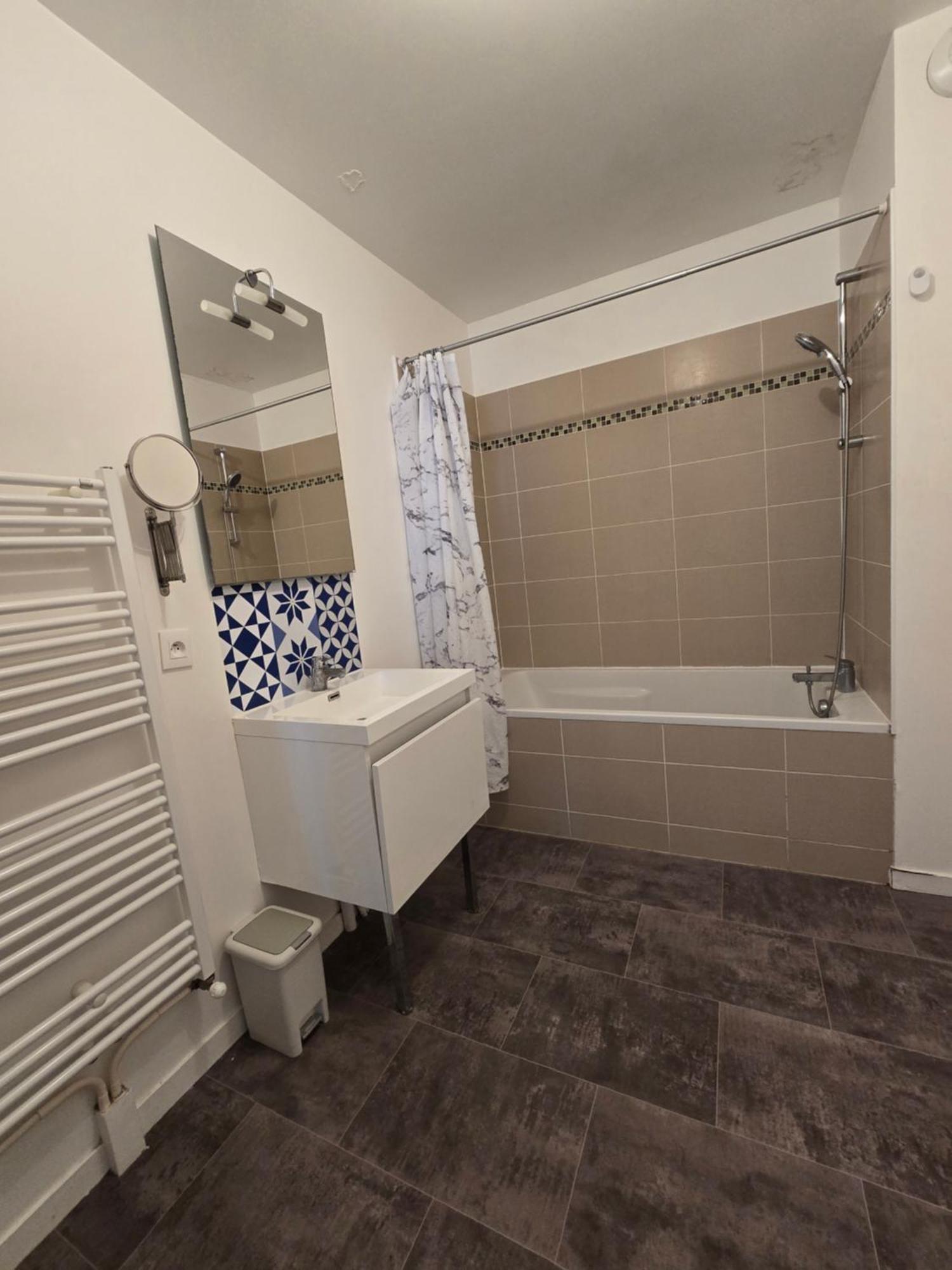 Appartement rez de chaussée avec parking privé Orléans Extérieur photo